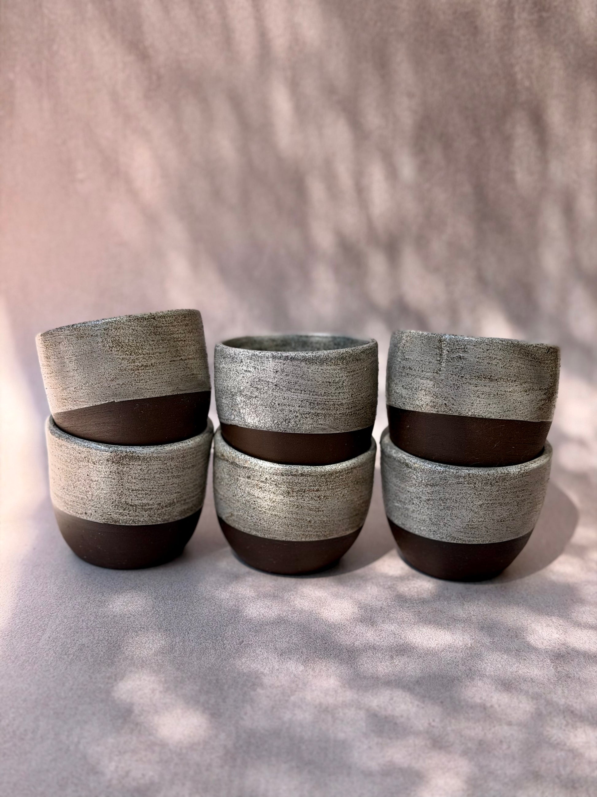 Tasse a café en grés noir brut fabriquée a la main artisanal