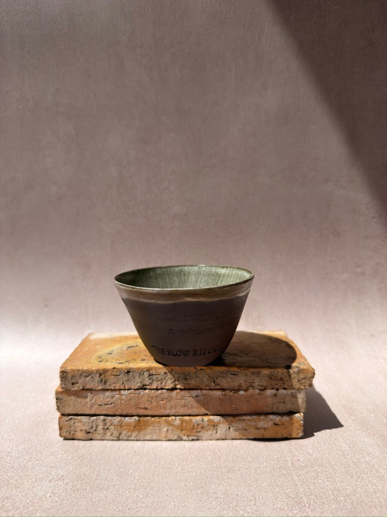 Tasse à café Koppu vert en Grès Noir