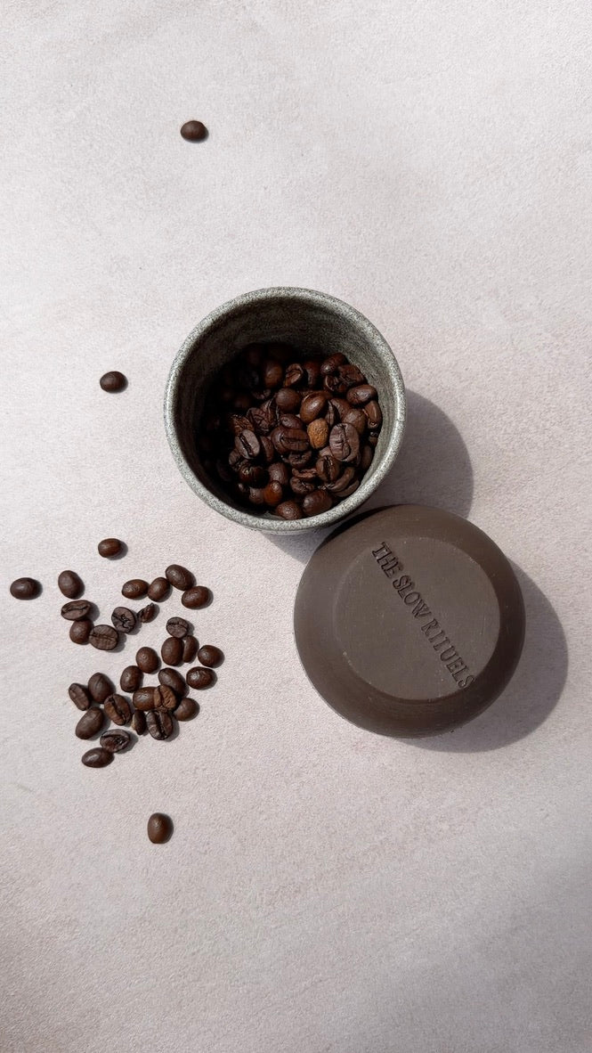 Tasse a café en grés noir brut fabriquée a la main artisanal