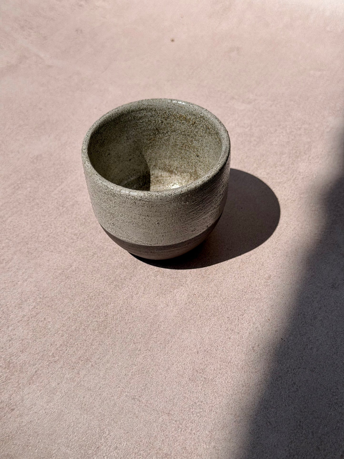 Tasse a café en grés noir brut fabriquée a la main artisanal