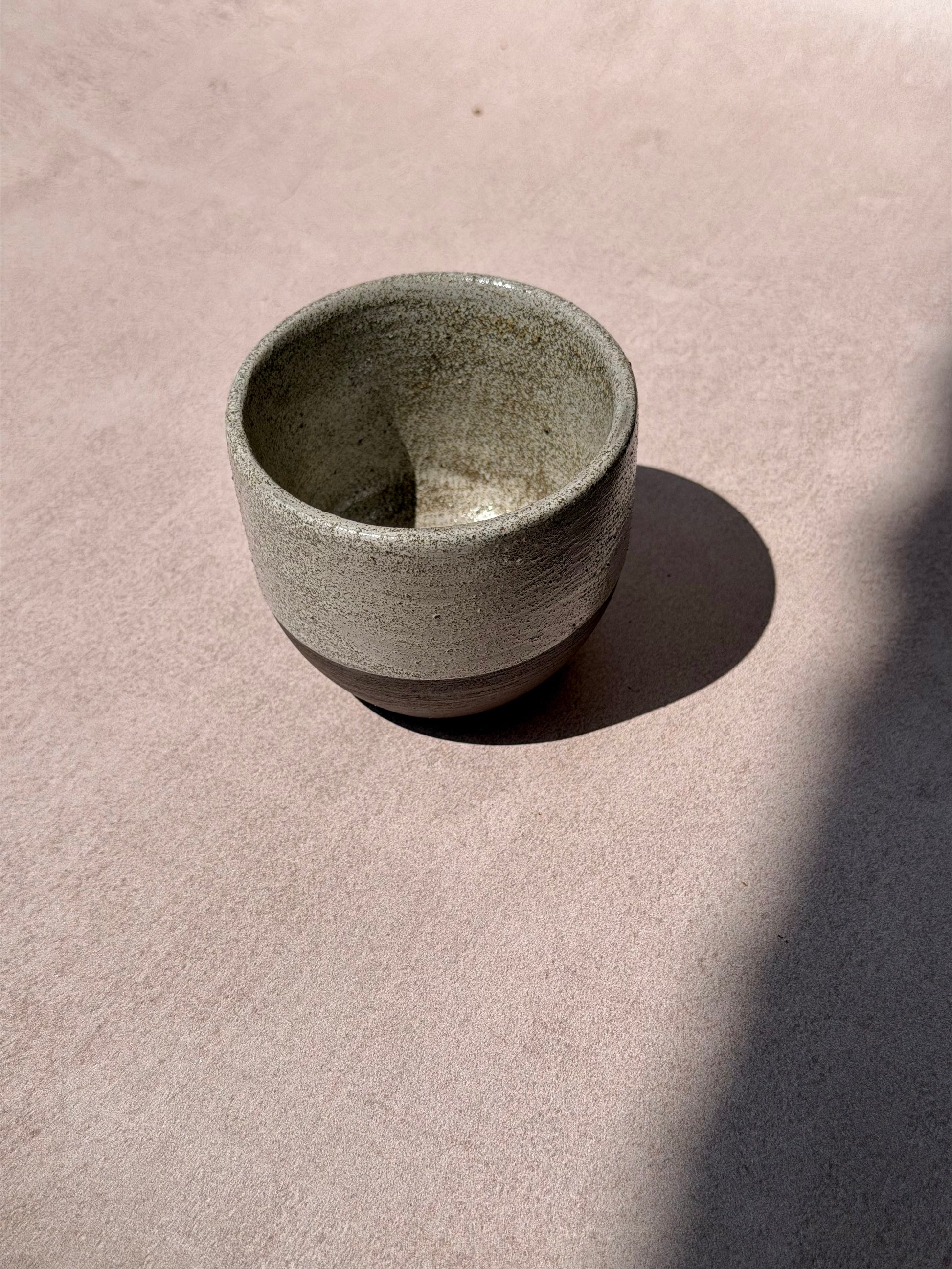 Tasse a café en grés noir brut fabriquée a la main artisanal