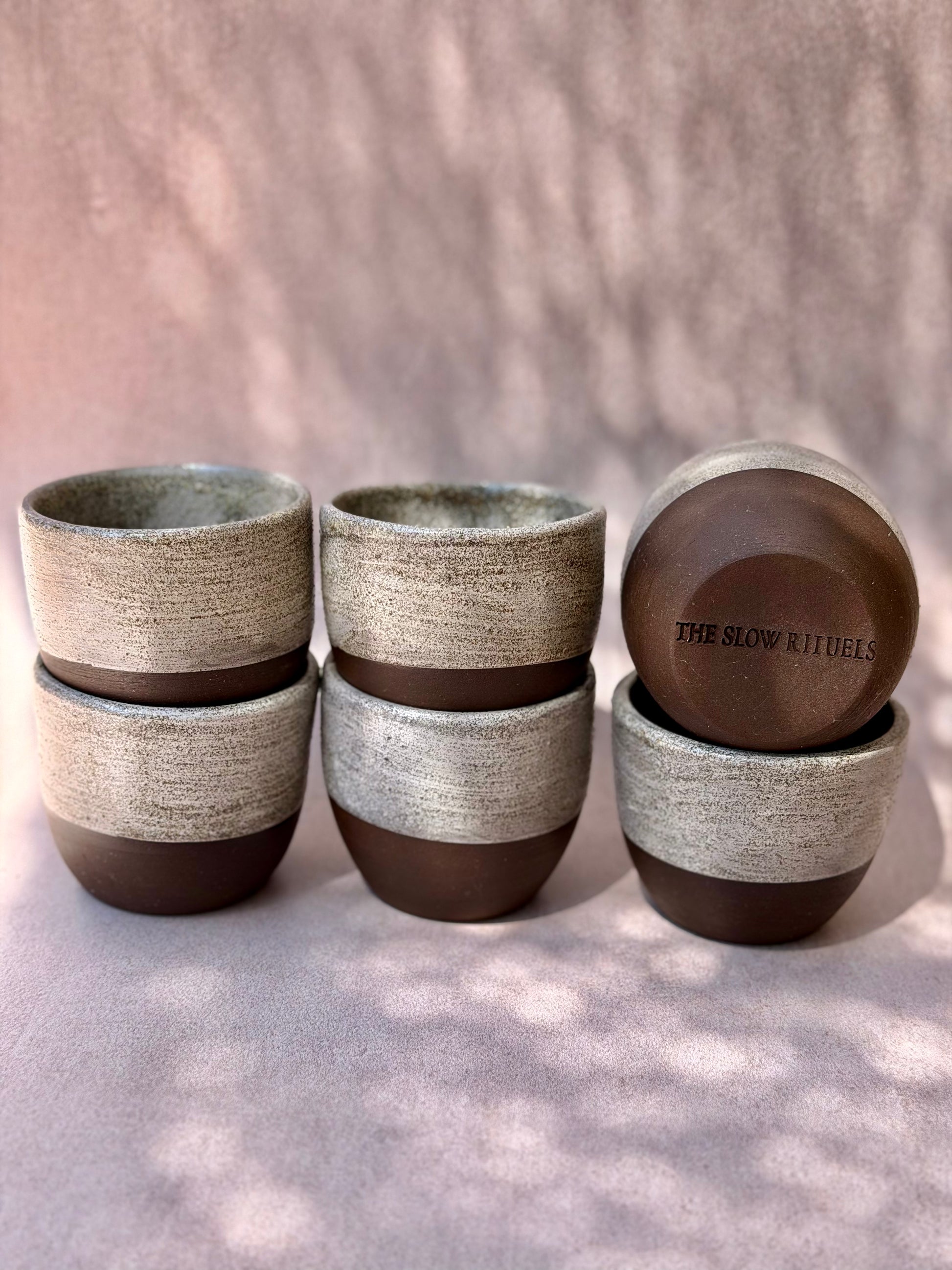 Tasse a café en grés noir brut fabriquée a la main artisanal