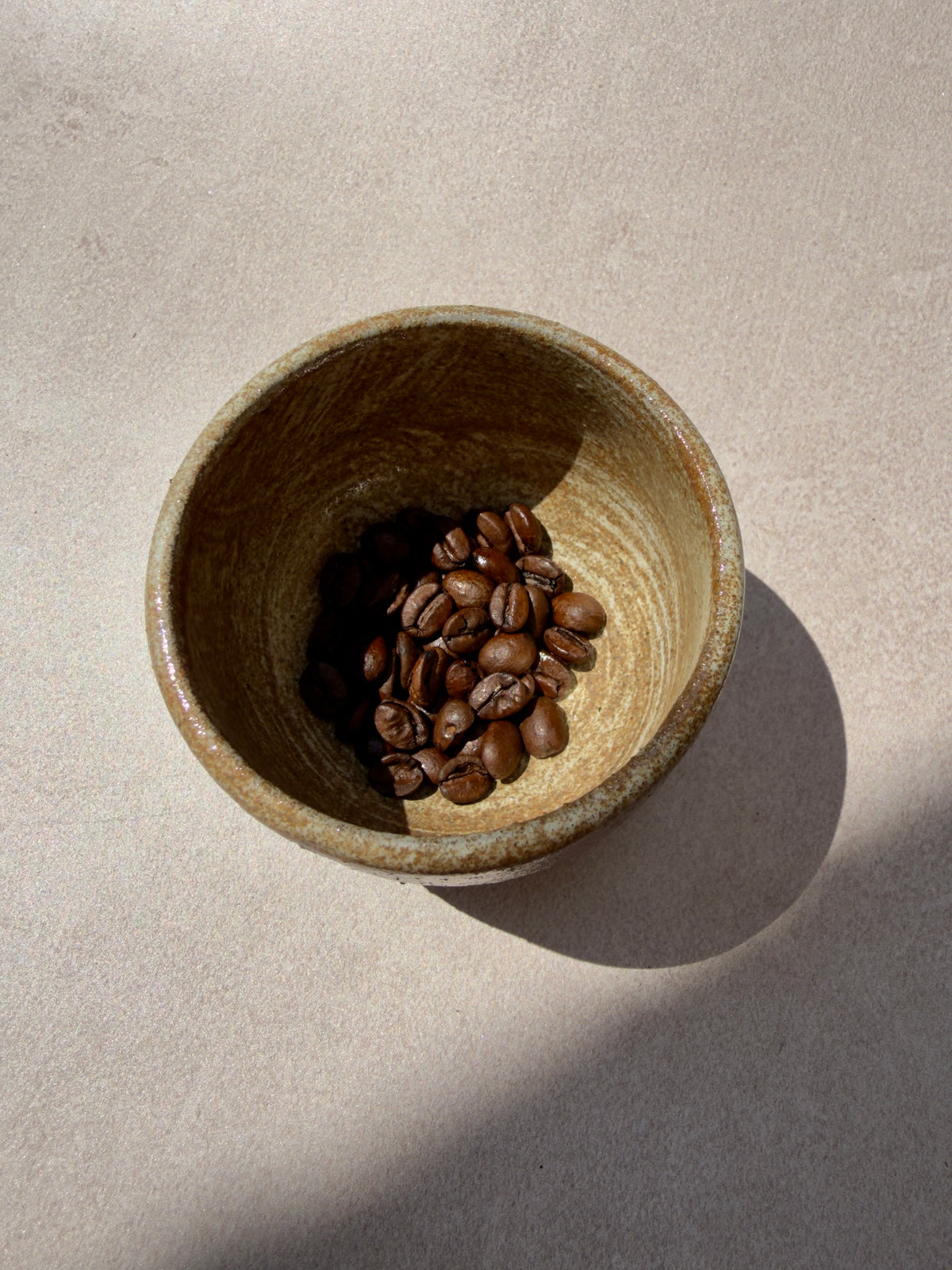 Tasse a café en grés noir brut fabriquée a la main artisanal