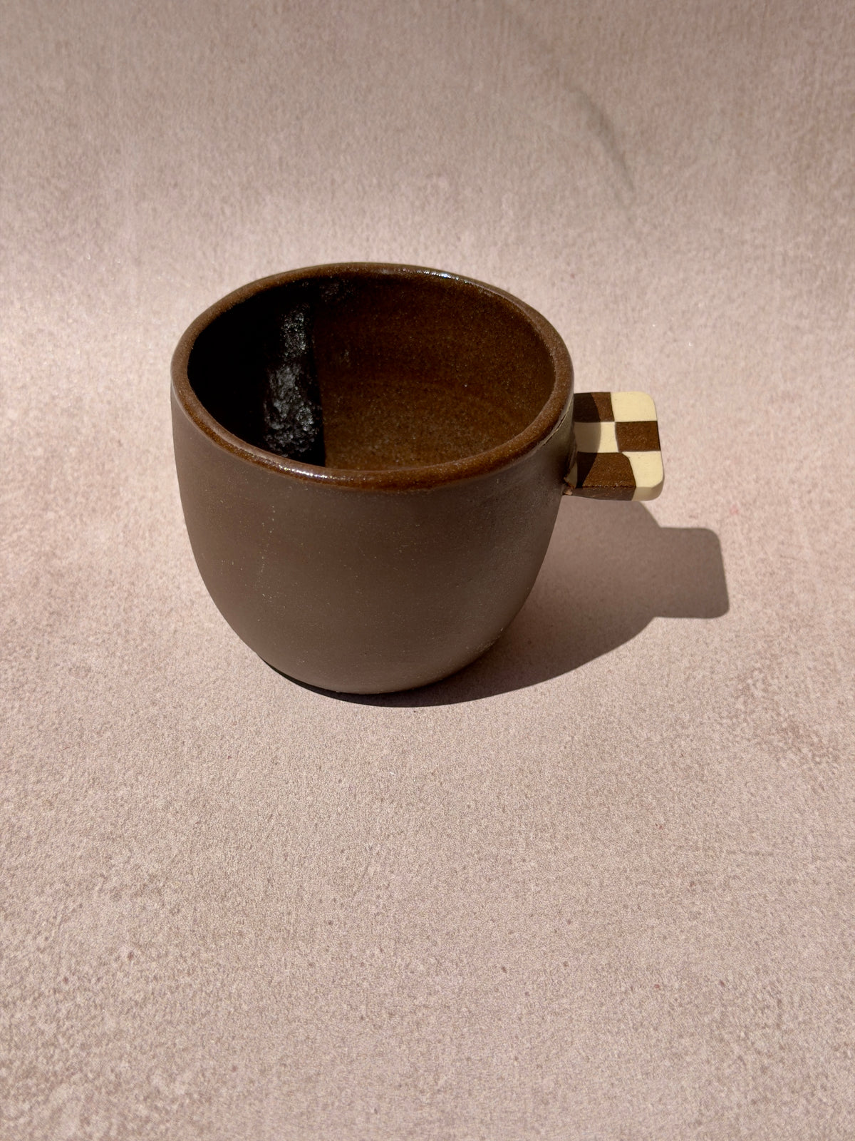 Tasse a café damier grés noir
