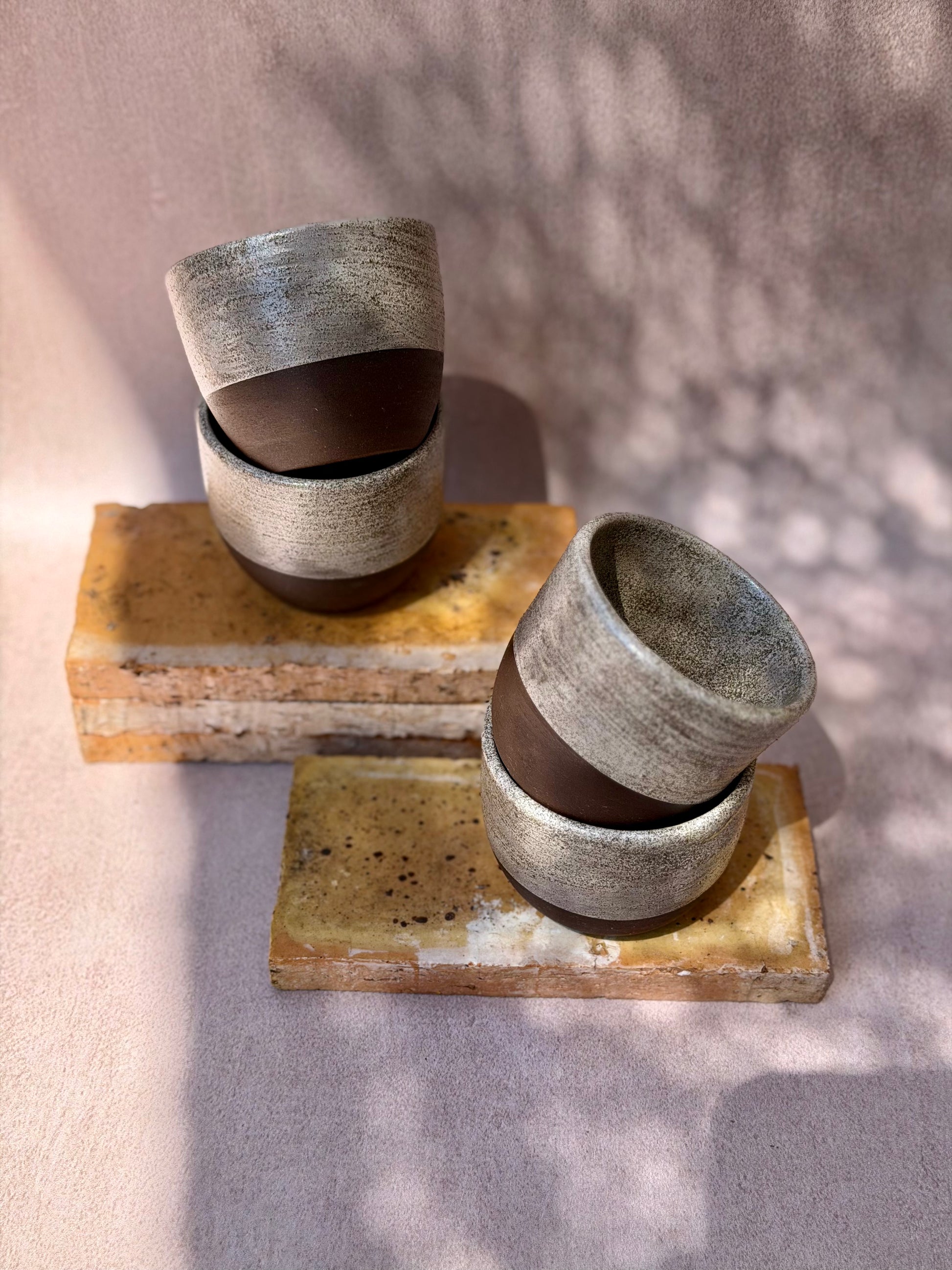 Tasse a café en grés noir brut fabriquée a la main artisanal