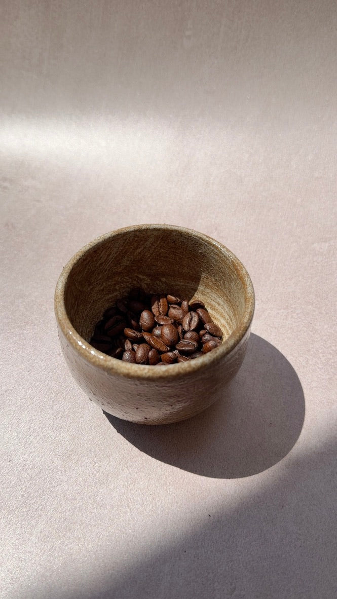 Tasse a café en grés noir brut fabriquée a la main artisanal