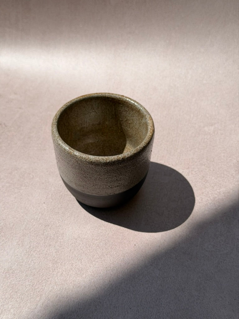 Tasse a café en grés noir brut fabriquée a la main artisanal