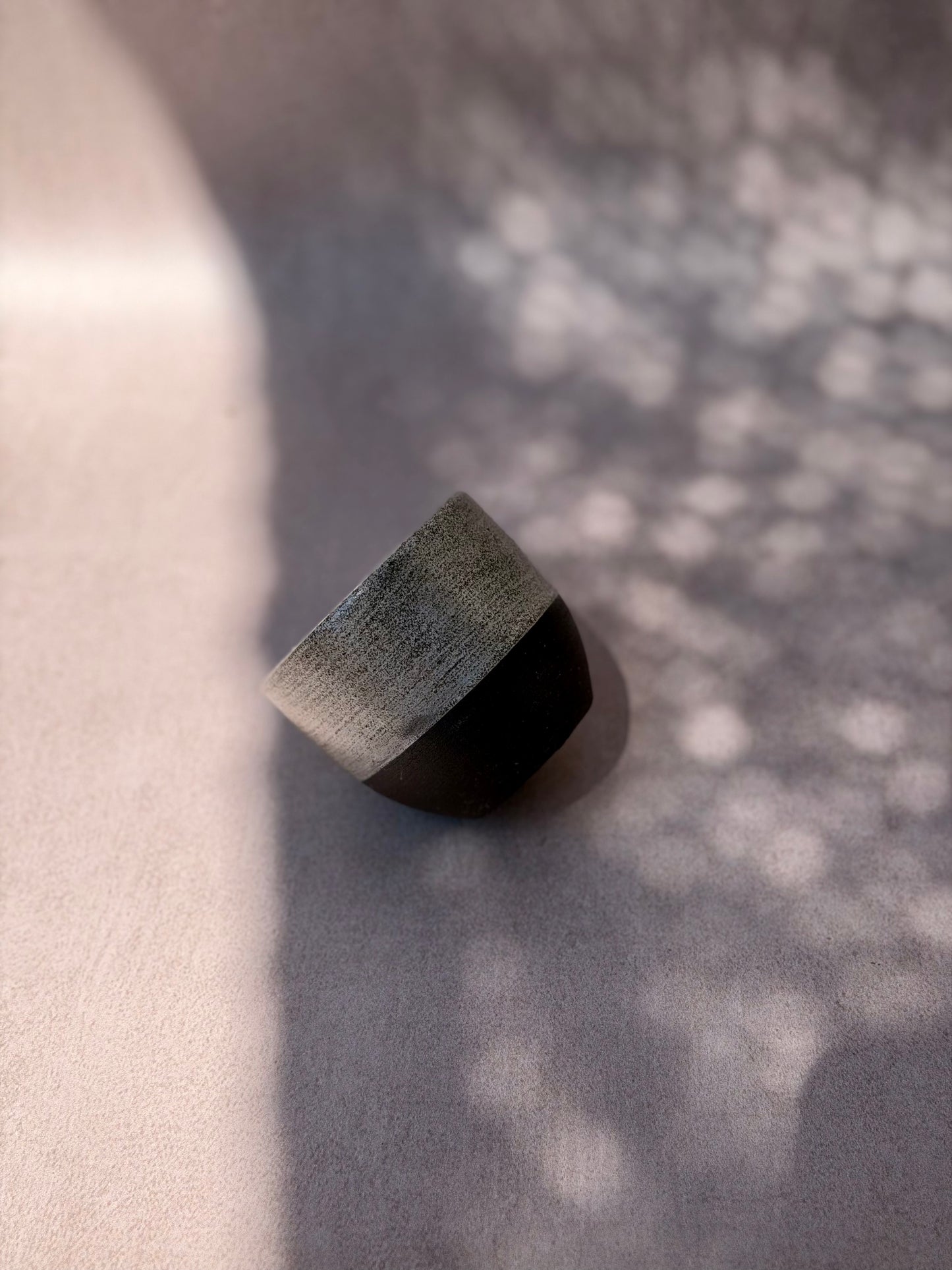 Tasse a café en grés noir brut fabriquée a la main artisanal