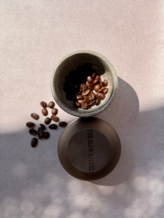 Tasse a café en grés noir brut fabriquée a la main artisanal 
