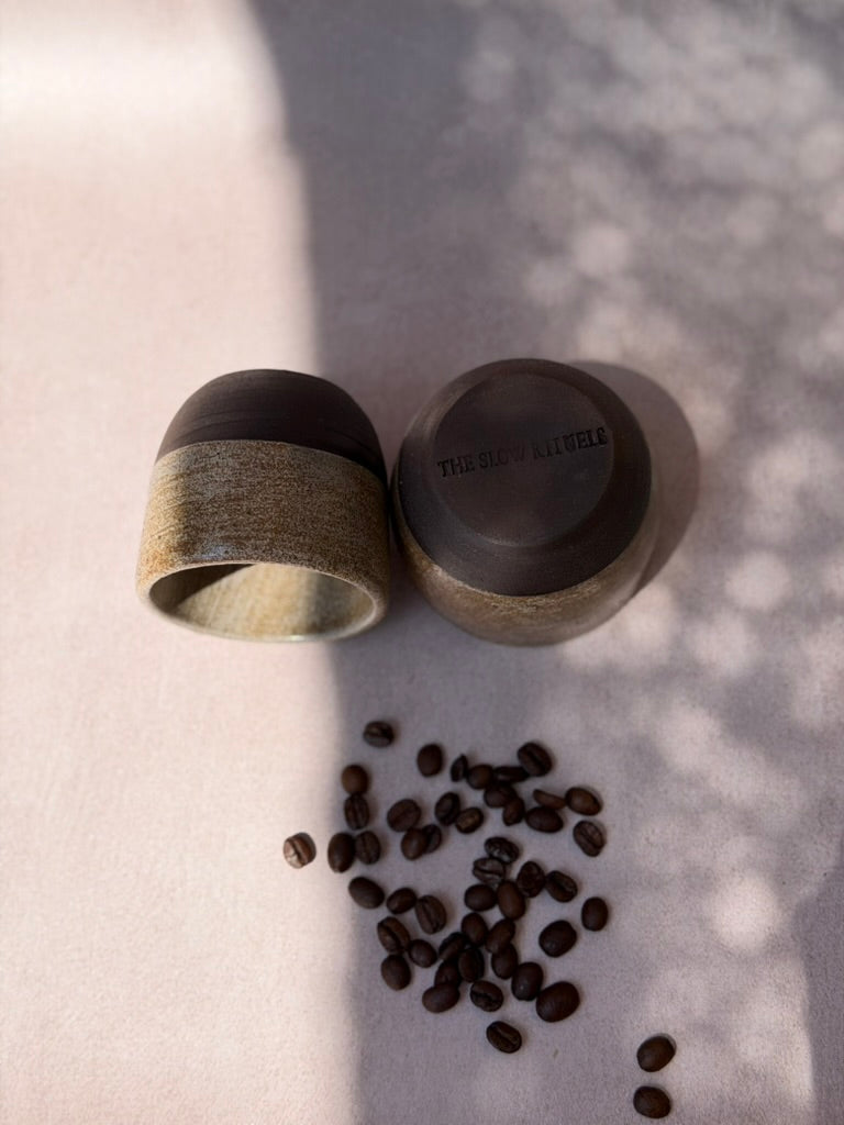 Tasse a café en grés noir brut fabriquée a la main artisanal